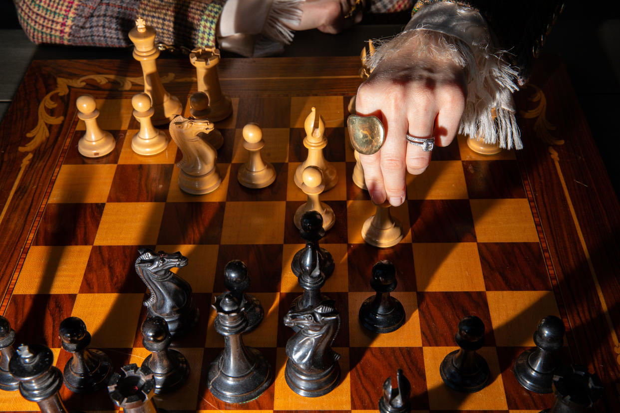 La actriz Beth Behrs, que ha estado obsesionada con el ajedrez desde que vio "Gambito de dama" en Netflix, juega al ajedrez en su casa en Studio City, California, el 3 de diciembre de 2020 (Jessica Lehrman/The New York Times). 
