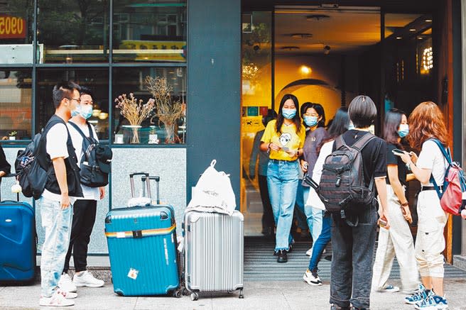 陸生擔心兩岸政局生變，農曆年選擇留在台灣，不回家過年。圖為陸生結束14天防疫隔離，終於出關。（郭吉銓攝）