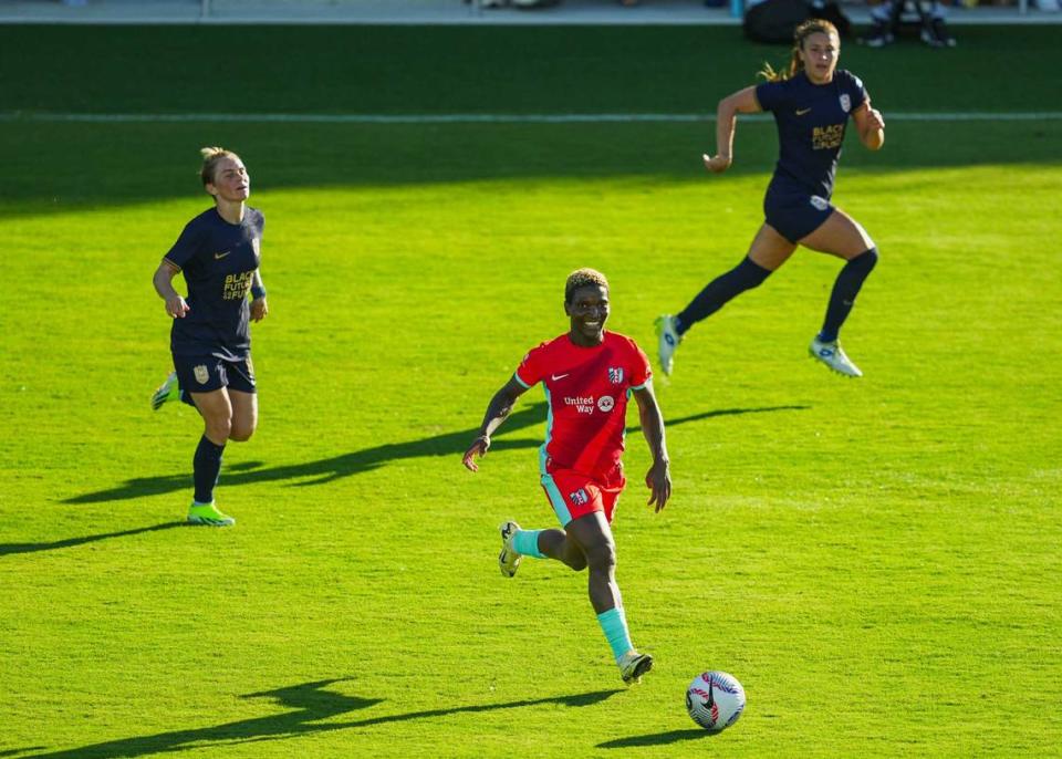 Kansas City Current forward Temwa Chawinga (6) races past Seattle Reign FC midfielder Jessica Fishlock (10) and defender Sofia Huerta (11) during the second half at CPKC Stadium on June 9, 2024.