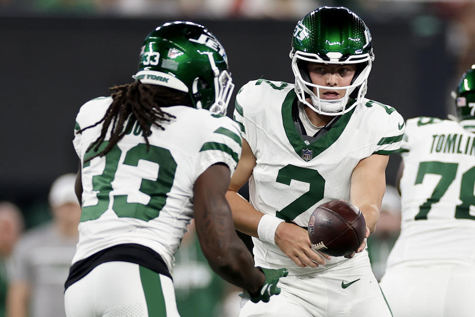 New York Jets quarterback Zach Wilson (2) hands off the ball to New York Jets running back Dalvin Cook (33) against the Kansas City Chiefs during the second quarter of an NFL football game, Sunday, Oct. 1, 2023, in East Rutherford, N.J. (AP Photo/Adam Hunger)