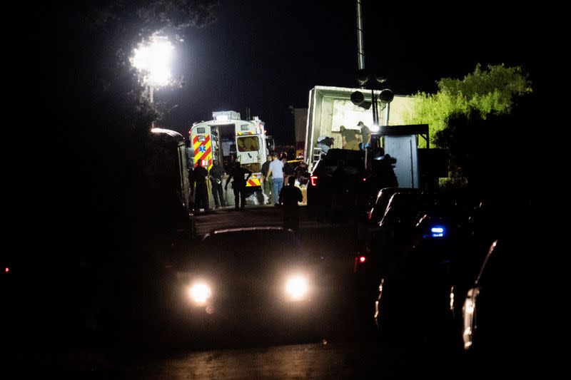 Foto del martes de agentes de policía en el lugar donde se encontraron decenas de migrantes muertos en un trailer en San Antonio