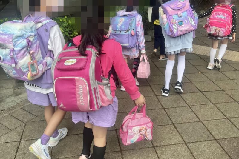 ▲國小女生也追流行，家長曝幼童界愛馬仕笑：「生女孩就會懂」。（圖／臉書社團《路上觀察學院》）