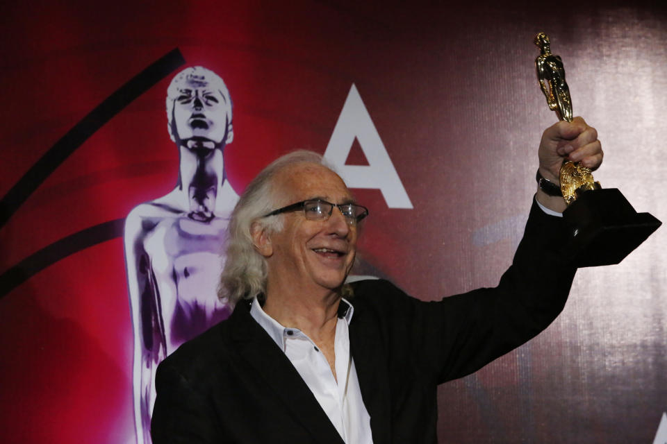 El diseñador sonoro y sonidista argentino Nerio Barberis posa tras recibir el Ariel de Oro durante la 61ra entrega anual de los Premios Ariel, en la Ciudad de México, el lunes 24 de junio del 2019. (AP Foto/Ginnette Riquelme)