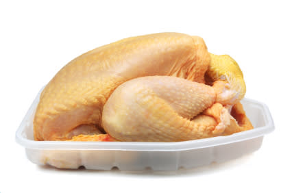 <b>Carnes rojas magras y pollo:</b> no deben faltar nunca, pues aportan proteínas de buena calidad y hierro. Son preferibles los cortes magros y sin grasa visible. Al pollo es mejor quitarle la piel antes de su cocción.