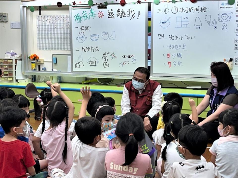 《圖說》侯友宜市長與幼兒園幼生共同進行腸病毒防治宣導。〈教育局提供〉