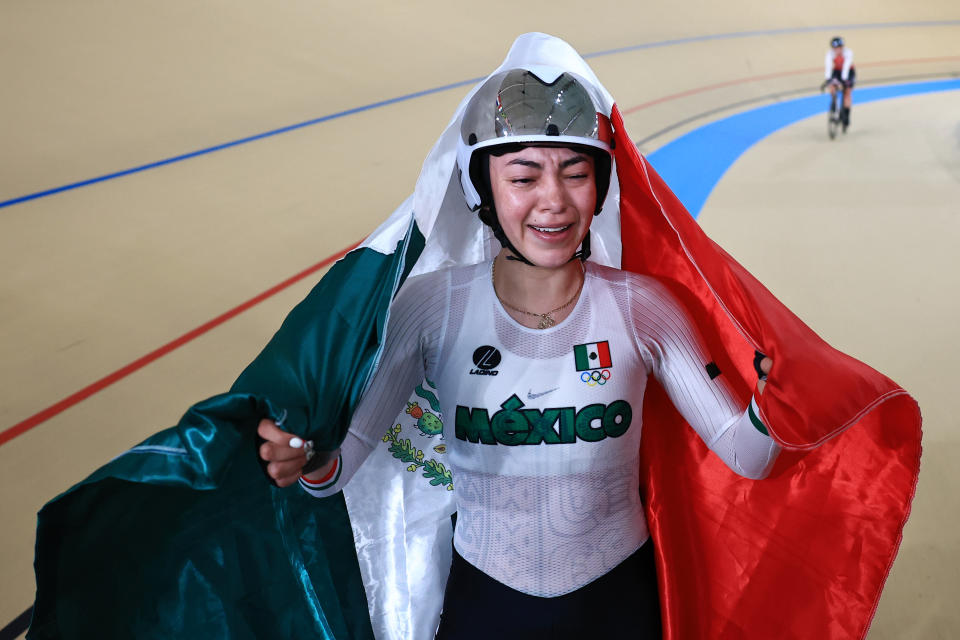 Acevedo festeja entre lágrimas su histórica medalla de oro para México. (Buda Mendes/Getty Images)