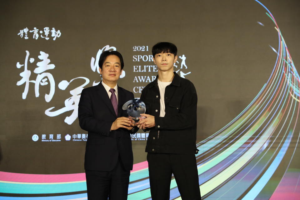 110年體育運動精英獎特別獎由台灣桌球教父莊智淵獲得，由其徒弟孫嘉宏代領。