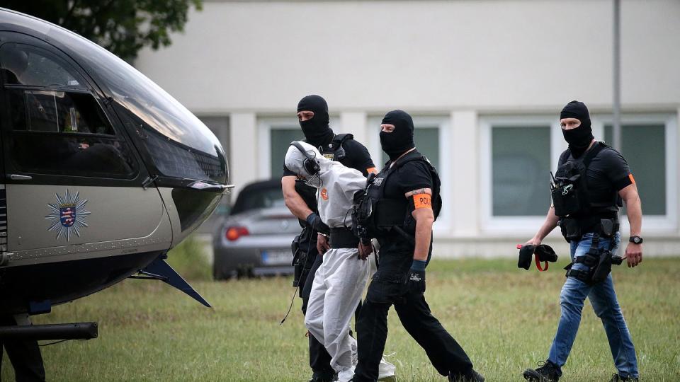 Der Tatverdächtige Ali B. wird in Wiesbaden von Beamten einer polizeilichen Spezialeinheit abgeführt. Foto: Hasan Bratic