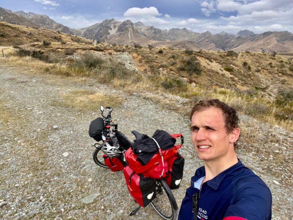 Der Berg macht müde: Benedikt Weimer bereist mit seinem Fahrrad die Welt.  - Copyright: Benedikt Weimer