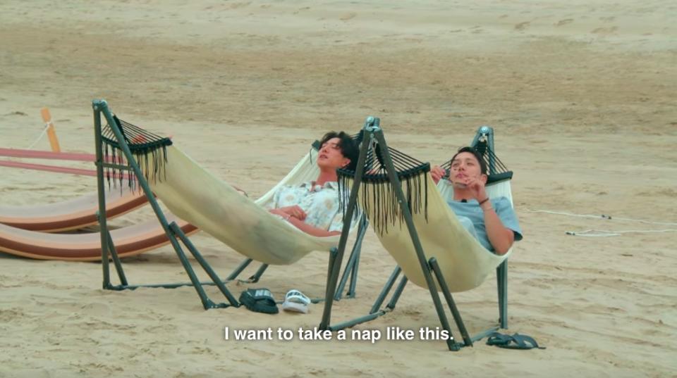 Hyun-seung and Se-hoon lay in the hammocks and say "I want to take a nap like this"