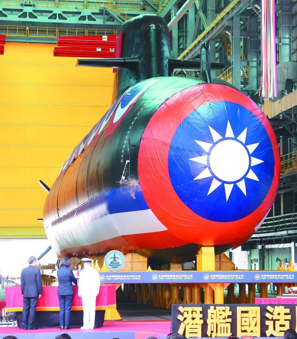 台灣首艘自製潛艦「海鯤軍艦」亮相，蔡英文總統主持命名、擲瓶儀式。（記者林伯東／攝影）