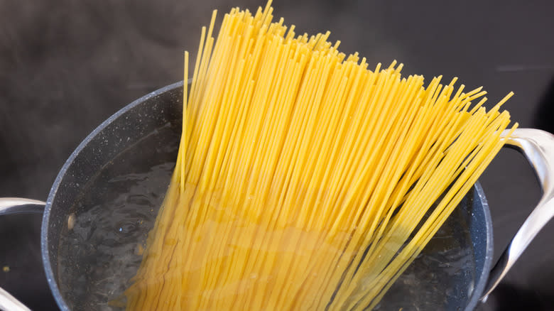 dry spaghetti in pot
