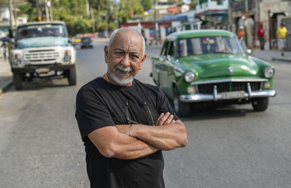 El escritor cubano Leonardo Padura posa para un retrato en la calle en La Habana, Cuba, el miércoles 10 de abril de 2024. (AP Foto/Ramón Espinosa)