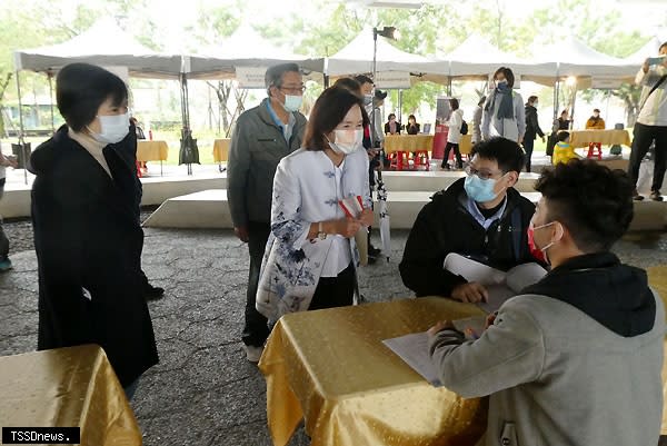 「拚出宜蘭好薪情」就業博覽會首次前進冬山車站鐵路橋下舉辦。宜蘭縣長林姿妙特別到展示攤位致意。（記者董秀雲攝）