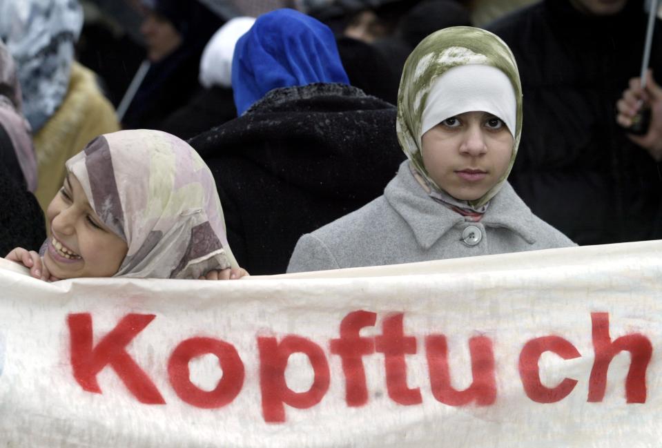 Muslimische Frauen mit Kopftuch demonstrieren in Deutschland mit einem Transparent für Religionsfreiheit und gegen jede staatlich reglementierte Kleiderordnung. (Symbolbild: ddp)