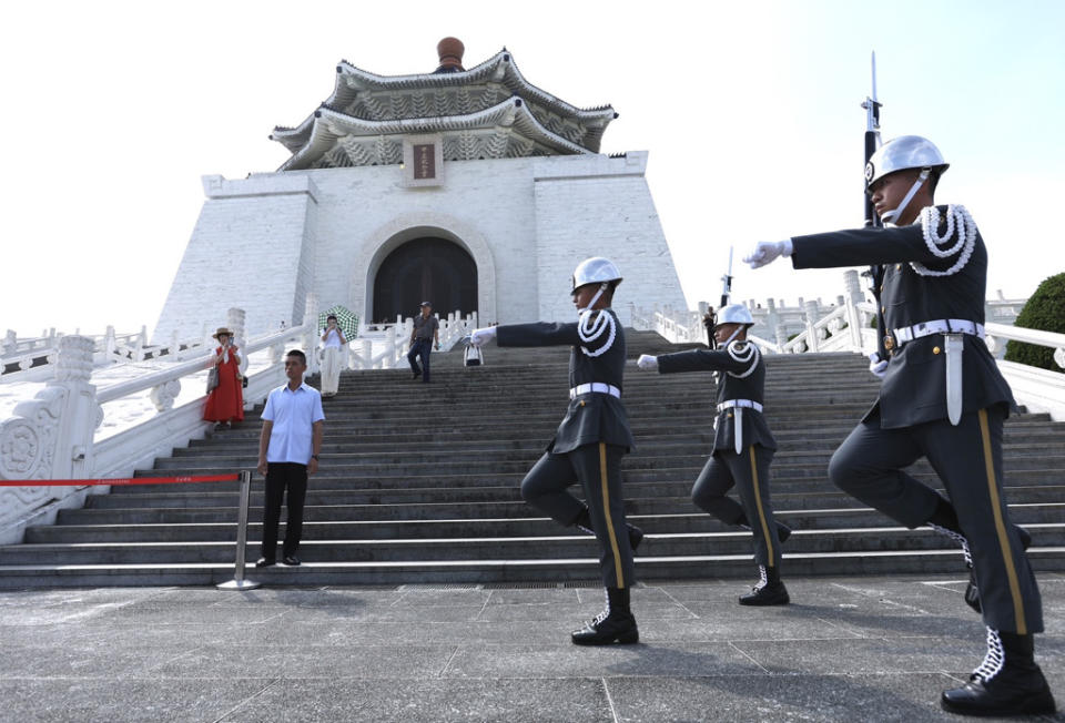 圖為禮兵長及禮兵2員各1組，分別自主堂體1樓左右兩側門沿環堂道路（大孝門西段及大忠門東段），配合巡查至民主大道實施儀隊訓練展示。（陳俊吉攝）