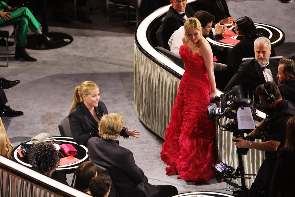 Amy Schumer, Jesse Plemons, y Kirsten Dunst en el incómodo momento. (Photo by Neilson Barnard/Getty Images)