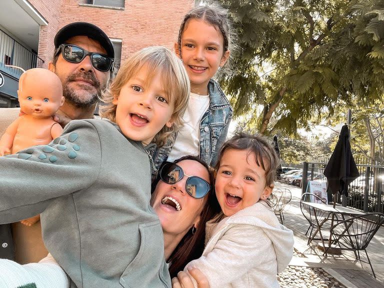 La tierna postal familiar de Paula, Pedro, Olivia, Baltazar y Filipa (Foto: Instagram @chavespauok)