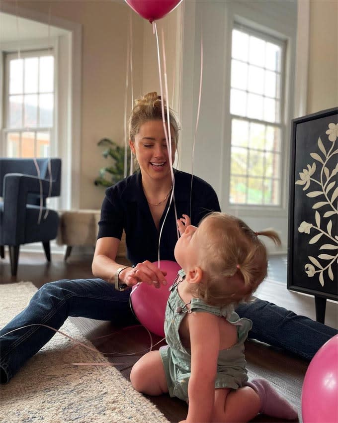 Amber Heard con su hija