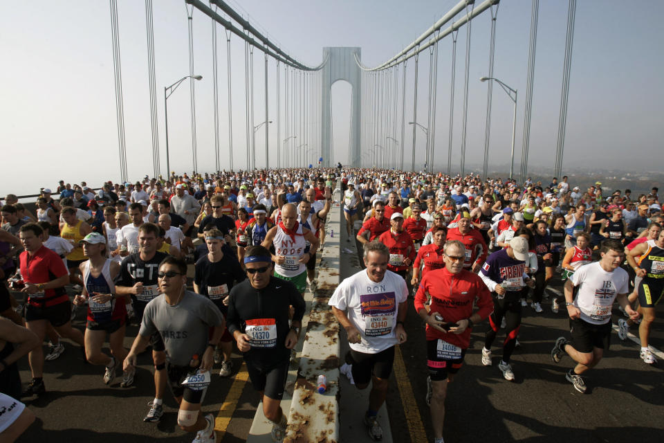 ARCHIVO - En esta foto del 6 de noviembre de 2005, los corredores avanzan en el puente Verrazano al inicio de la edición 36 del maratón de Nueva York. (AP Foto/Richard Drew, archivo)