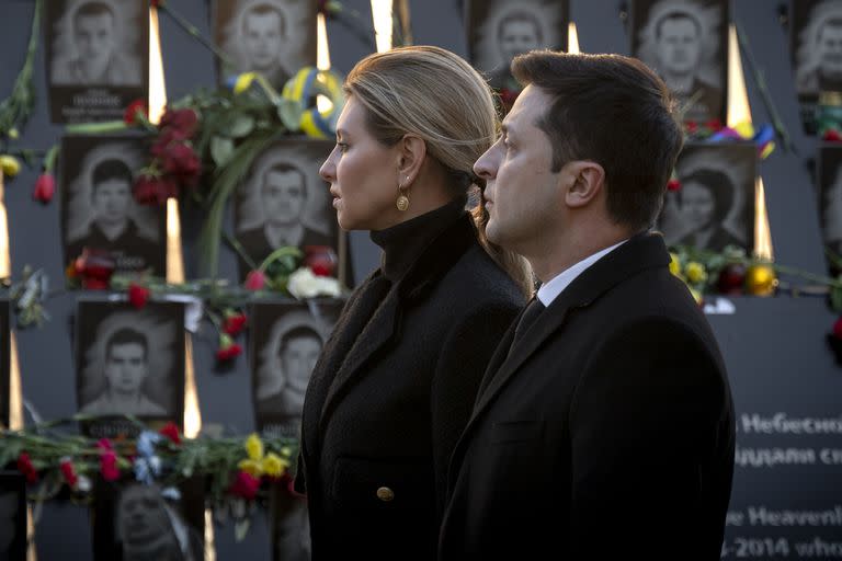  El presidente ucraniano, Volodimir Zelensky y la primera dama ucraniana, Olena Zelenska, asisten a una ceremonia de honor con motivo del Día del Recuerdo de los Héroes de los Cien Cielos en recuerdo de la memoria de los activistas fallecidos en 2014 durante la revolución del Maidán. 