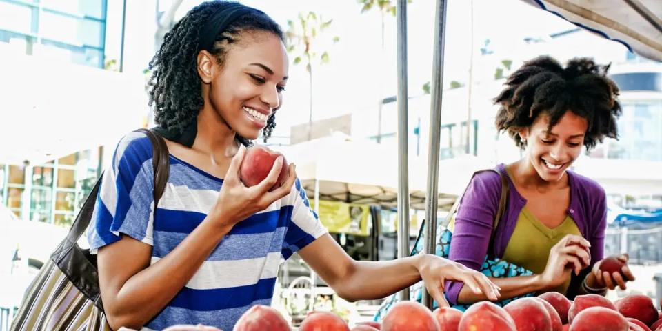 Holt euch auf dem Markt frisches Obst und Gemüse und geht danach gemeinsam kochen. - Copyright: Peter Griffith/Getty Images