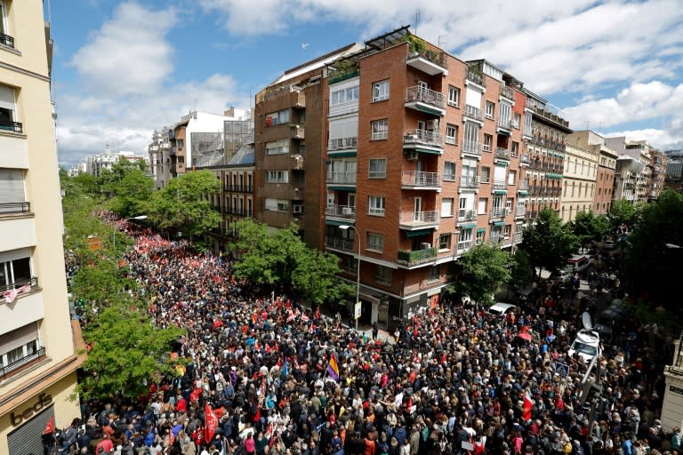 Des milliers de sympathisants du Parti socialiste espagnol sont rassemblés pour demander au Premier ministre Petro Sanchez de ne pas démissionner devant le siège du parti PSOE à Madrid, le 27 avril 2024 (OSCAR DEL POZO)