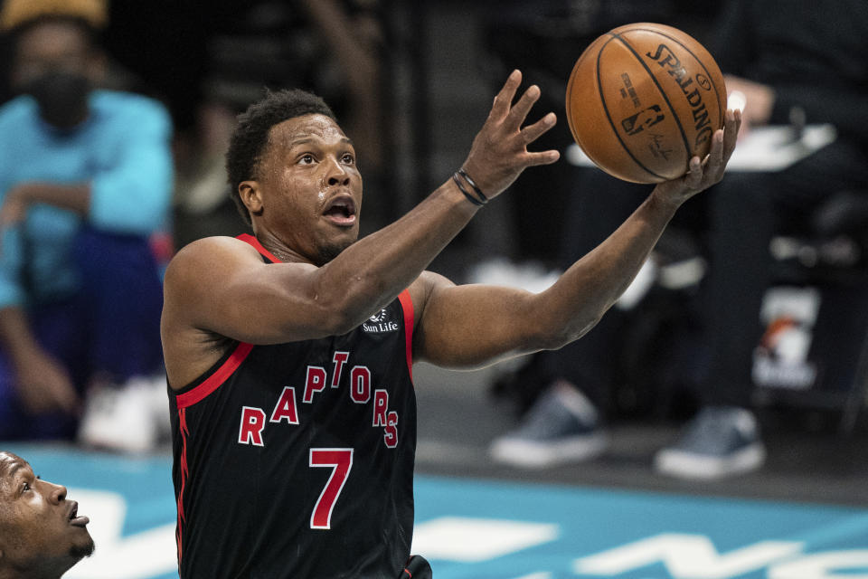 Kyle Lowry (7) de los Raptors de Toronto penetra hacia al aro frente a Terry Rozier de los Hornets de Charlotte, el sábado 13 de marzo de 2021. (AP Foto/Jacob Kupferman)