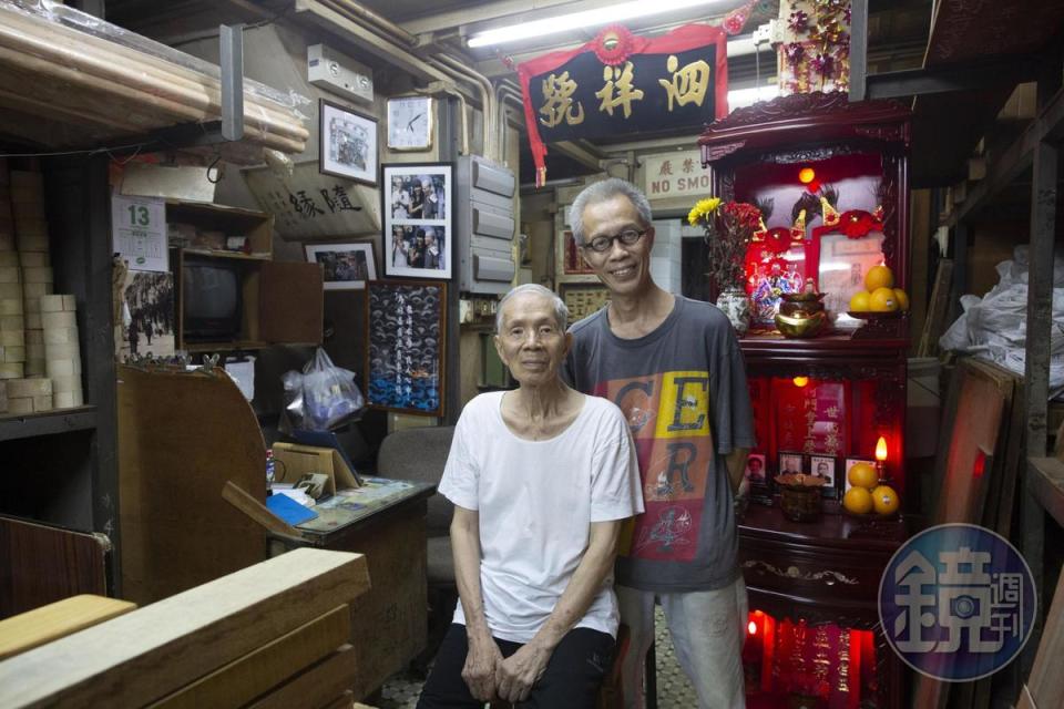 百年老店木材行泗祥號老闆何國標（右）、父親何廣雄（左）關門一天響應罷市。