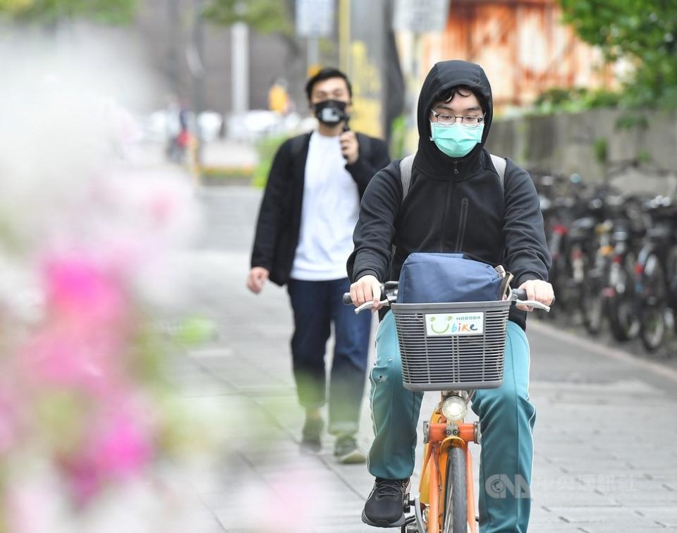 中央氣象局天氣預報指出，明天（21日）冷空氣南下報到，北台灣白天高溫驟降10度，而且越晚越冷，明天入夜後北台低溫可能下探13度 ，空曠地區可能更低。（中央社檔案照片）