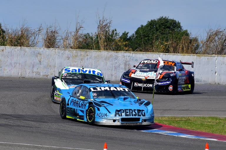 Esteban Gini a la cabeza de la carrera, con Diego Ciantini y Christian Ledesma como escoltas; el piloto Quilmeño sumó la segunda victoria en el historial para Toyota en el Turismo Carretera