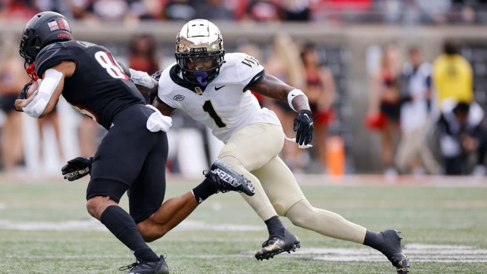 <div>LOUISVILLE, KY - OCTOBER 29: Wake Forest Demon Deacons defensive back Caelen Carson (1) looks to make a tackle on defense during a college football game against the Louisville Cardinals on October 29, 2022 at Cardinal Stadium in Louisville, Kentucky. (Photo by Joe Robbins/Icon Sportswire via Getty Images)</div>