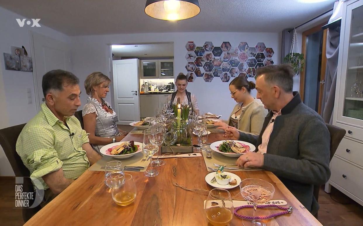 Zum Final-Dinner erscheinen alle in Tracht, von links: Shad, Antje, Gastgeberin Steffi, Imke und Alessandro.
 (Bild: RTL)