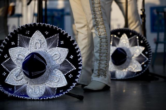 Dodgers retire Fernando Valenzuela's No. 34 four decades after southpaw  unleashed 'Fernandomania' on LA: Sombrero-wearing fans dance to mariachi  band in honor of 'El Toro