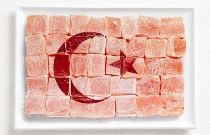 Turquía. Íntegramente, esta bandera se realizó con delicias turcas (o lokum), un dulce tradicional gelatinoso, muy popular en los países balcánicos y en Turquía.