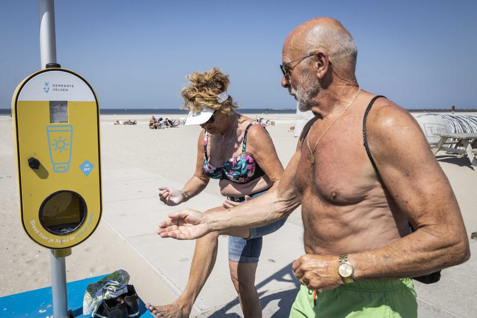 Ein Spender mit kostenlosem Sonnenschutz steht an einem Strand in den Niederlanden. (Anp Dingena Mol/ANP/dpa)