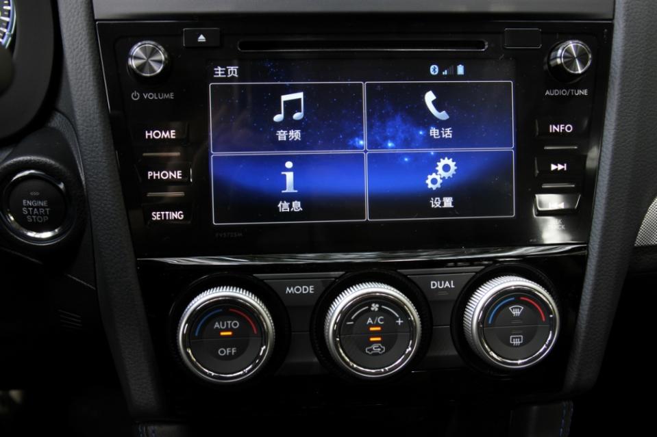 不過下方的仍配置7吋（1.6 GT版為6.2吋）智慧影音多點觸控螢幕，但並不是如同新世代Impreza/XV所配置的新型車機，因此並不能支援Apple CarPlay、Andorid Auto等智慧手機互聯系統