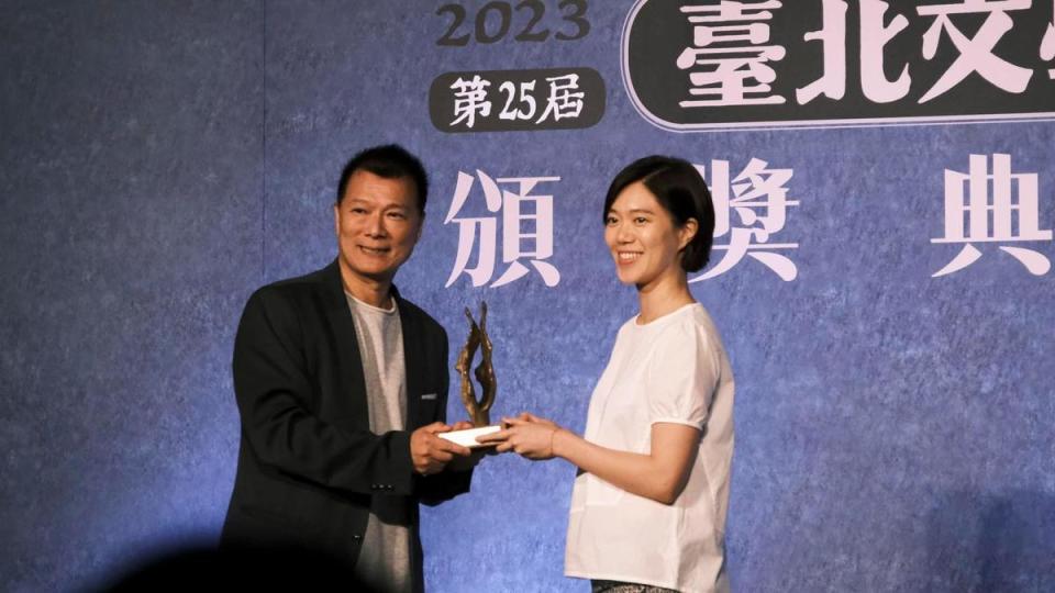 鄧九雲以書寫女演員成長之路的小說《女二》拿下今年台北文學獎最大獎「台北文學年金」。（翻攝自鄧九雲臉書）