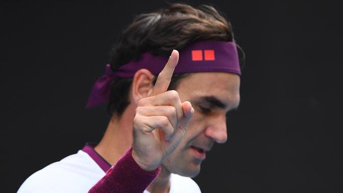 Petenis Swiss, Roger Federer, merayakan kemenangan atas petenis AS, Tennys Sandgren, pada perempat final Australia Open 2020 di Melbourne, Selasa (28/1). Federer menang 6-3, 2-6, 2-6, 7-6 (10-8), 6-3 atas Sandgren. (AFP/William West)
