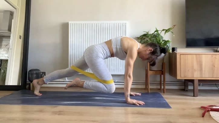 Writer Sam performing banded mountain climbers at home on exercise mat