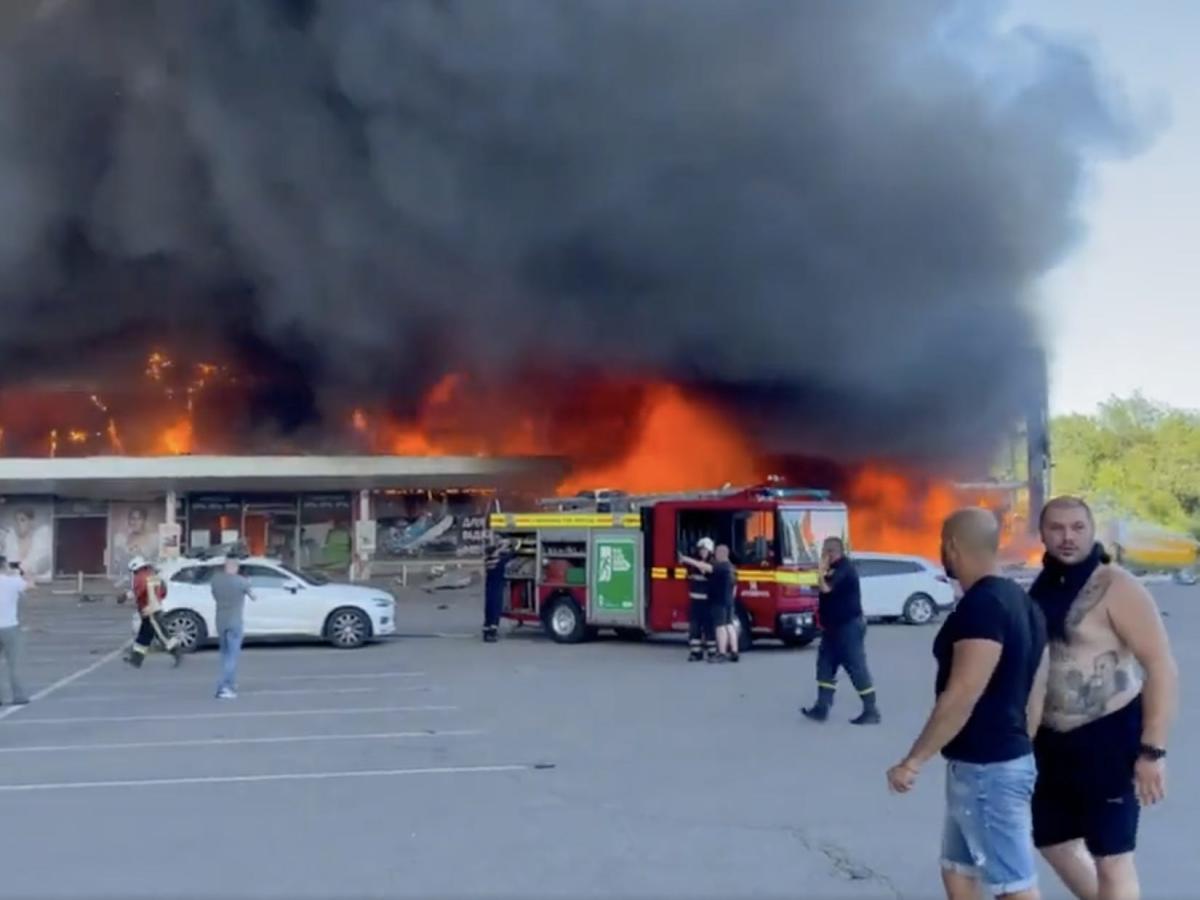 Удар по центру москвы. Крупный пожар. Сгоревший торговый центр в Мариуполе. Горит.