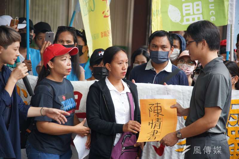 20190916-台灣移工聯盟「職災是人禍，家屬要公道 」記者會，勞動部葉科長出來接受陳情書。（盧逸峰攝）