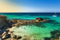 Formentera también ofrece a sus visitantes actividades acuáticas, rutas por el interior y una amplia y rica gastronomía. (Foto: Getty Images).