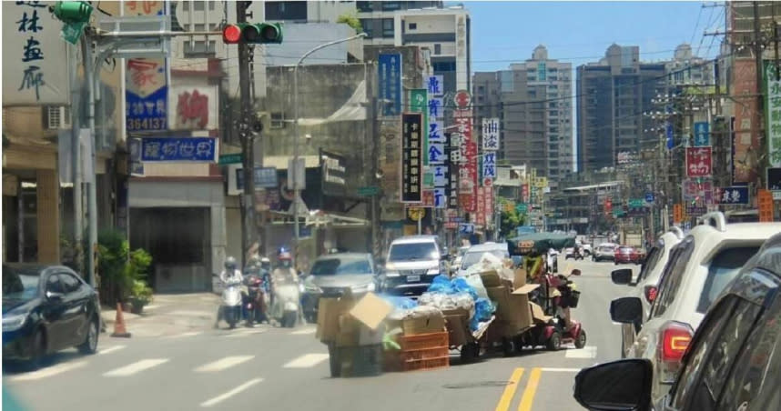 桃園有名阿嬤駕駛著「醫療用電動代步車」，後方竟掛著2台拖車，後面再綁著一堆回收物。（圖／臉書　爆料公社）
