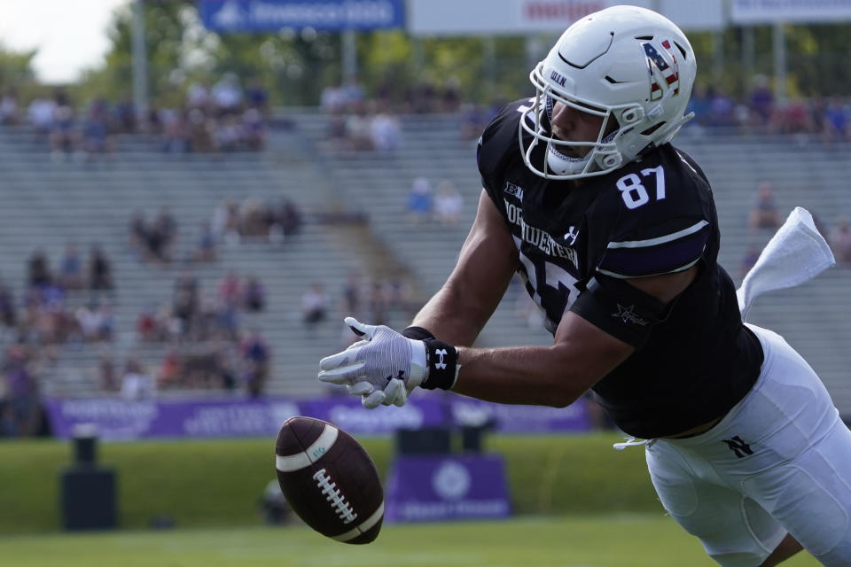 Northwestern tight end Thomas Gordon (87) can't catch a pass against Duke during the first half of an NCAA college football game, Saturday, Sept.10, 2022, in Evanston, Ill. (AP Photo/David Banks)