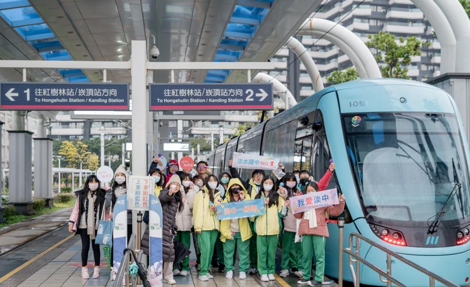 旅學堂吳峻毅老師引領淡中學生戶外導覽，介紹淡海輕軌藍海線沿途人文風景(旅學堂提供)