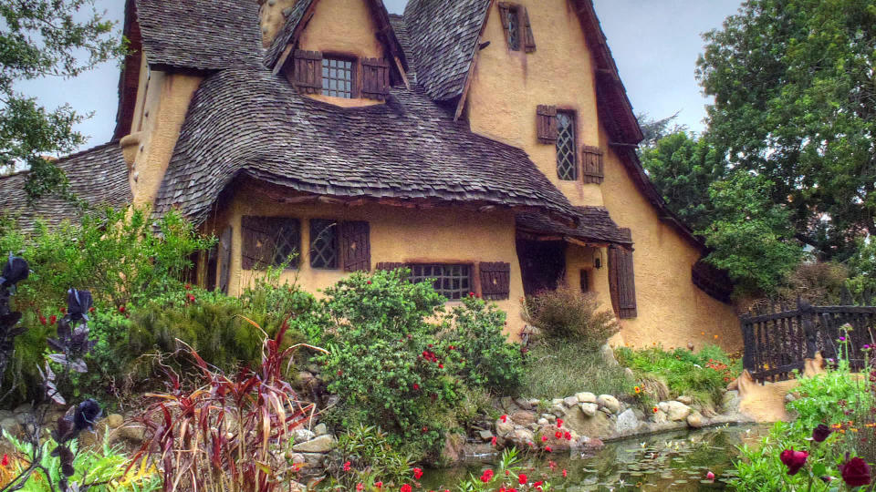 In a town famous for make-believe, one home that stands out from millionaires' mansions is a fairy tale cottage come to life, a whimsical and quirky fantasy perfect for Halloween. / Credit: CBS News