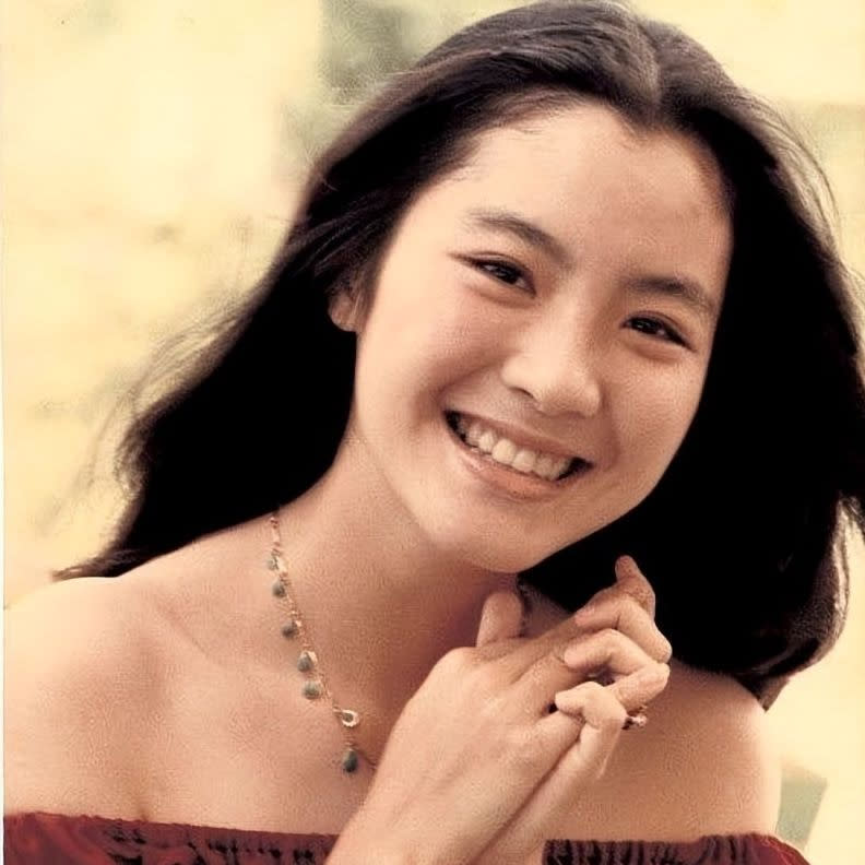 年輕時的楊紫瓊五官深邃、非常漂亮。Michelle Yeoh