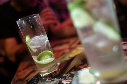 Bebidas alcohólicas en un bar de París el 11 de julio de 2013. El juego 'NekNomination', que consiste en ingerir de golpe la mayor cantidad posible de alcohol y desafiar a un amigo a superarlo, ya se ha cobrado cinco víctimas en el mundo (AFP/Archivos | Kenzo Tribouillard)