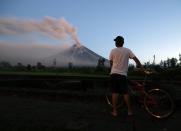 <p>FRM15. DARAGA (FILIPINAS), 23/01/2018. Un hombre observa el volcán Mayon mientras entra en erupción hoy, martes 23 de enero de 2018, desde la ciudad de Daraga, provincia de Albay (Filipinas). El Instituto Filipino de Vulcanología y Sismología (PHIVOLCS) elevó el 22 de enero el nivel de alerta para el volcán Mayon en medio de temores de una erupción mayor en las próximas horas o días. “Más de 26,000 personas han sido evacuadas a refugios en el área. La zona de peligro se extiende a un radio de 8 kilómetros desde el respiradero de la cumbre. Se recomienda encarecidamente al público que esté atento y desista de ingresar a esta zona de peligro”, agregó el PHIVOLCS. EFE/FRANCIS R. MALASIG </p>